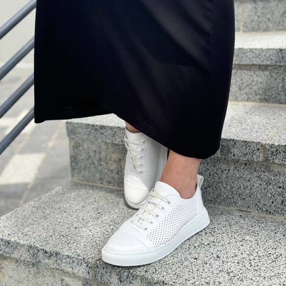 Sneakers - Picture 13 of 13